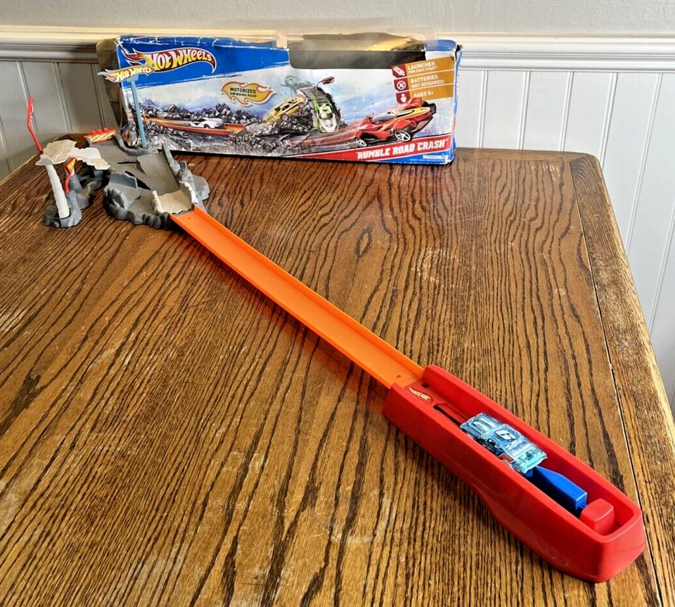 Hot Wheels Rumble Road Crash Track Set: 1 Track Set & Motorized Play Set 1 Car - Image 2 of 4