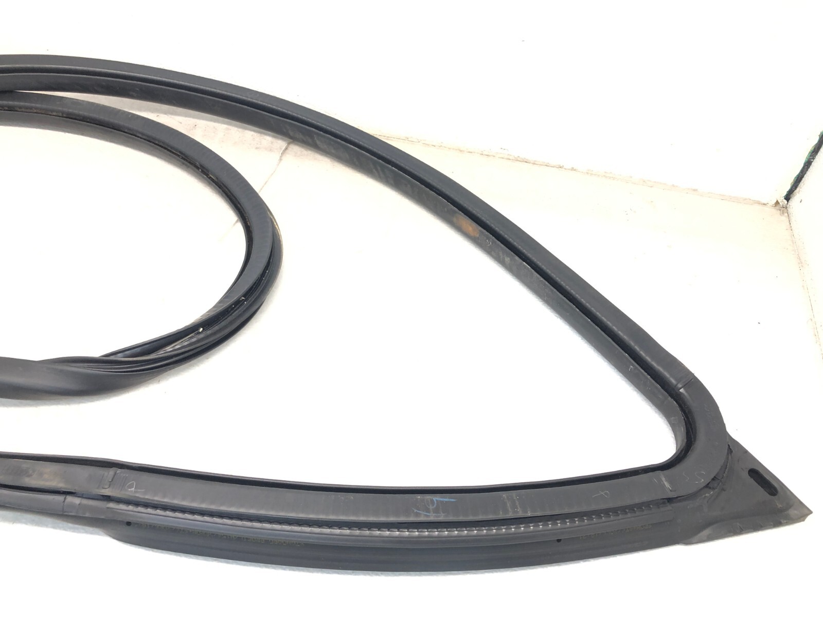 2017-2022 MASERATI LEVANTE RIGHT PASSENGER FRONT DOOR WEATHERSTRIP SEAL OEM