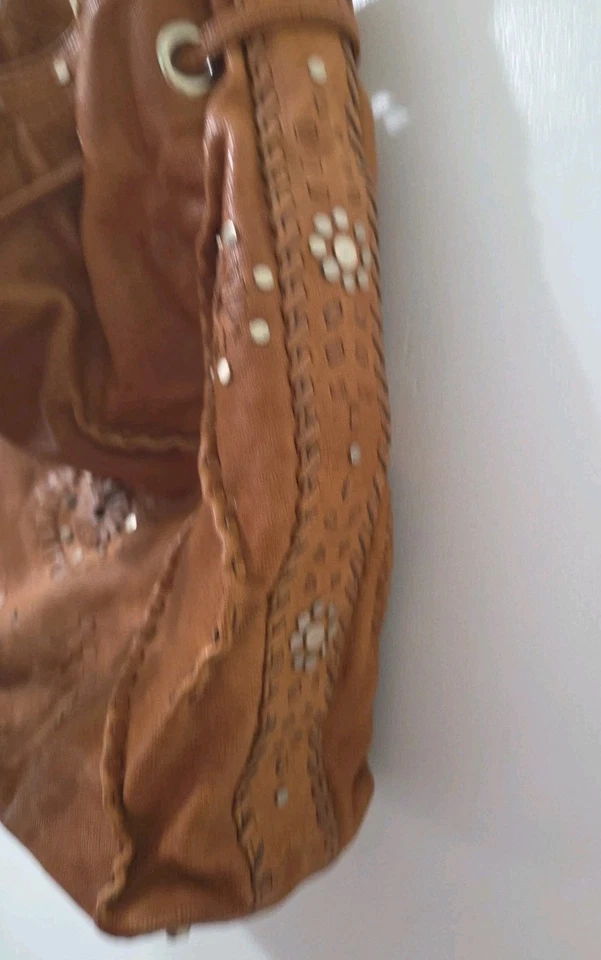 Bolso de hombro de cuero marrón con tachuelas y costuras decorativas Junior Drake para mujer Foto 3 de 4