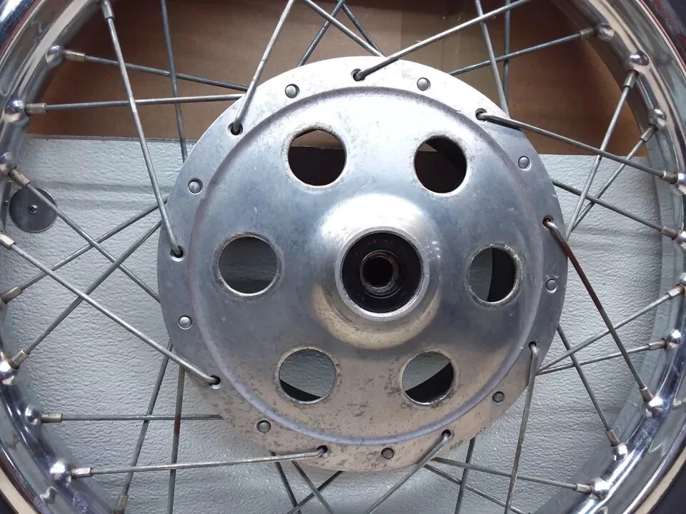 Conjunto de rueda delantera y neumático Yamaha XS1 650 1970 de colección PJ-14 Foto 4 de 4