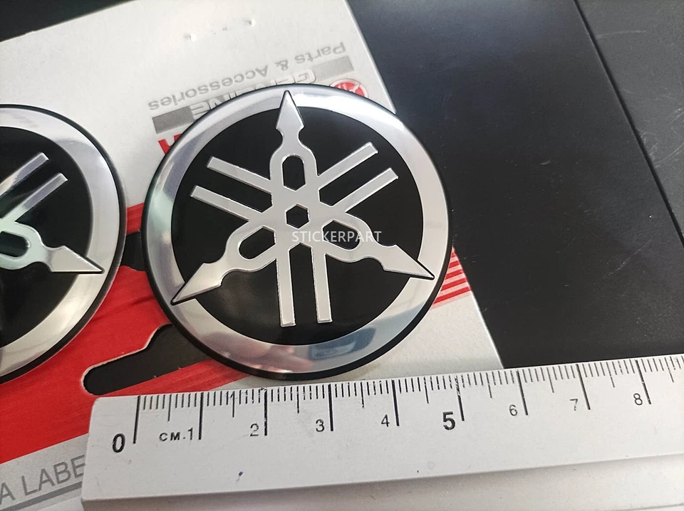 2 PIEZAS PEGATINA NEGRA PARA YAMAHA 55 MM 3D ALUMINIO DIAPASÓN LOGOTIPO CALCOMANÍA EMBLEMA Foto 3 de 4