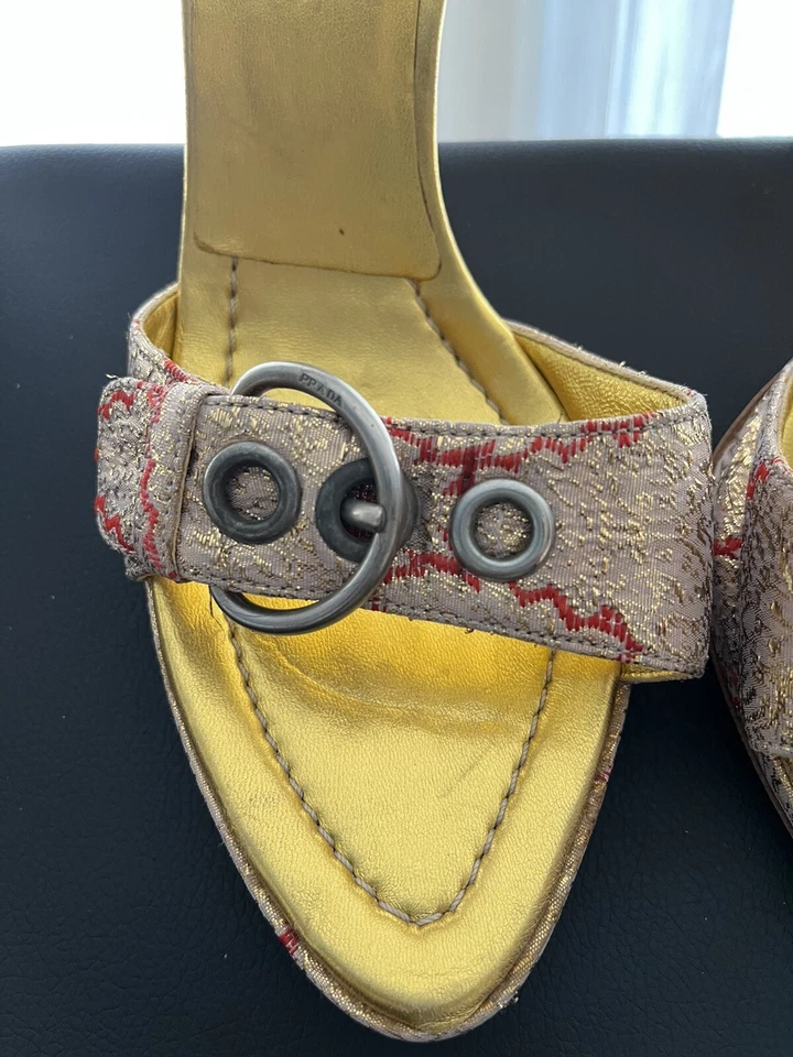 Sandalias Prada doradas metálicas rojas acento correas madera tacón alto UE 41. Usado Foto 4 de 4