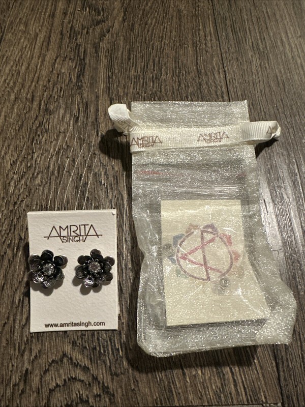New Amrita Singh Earrings Silver Flowers