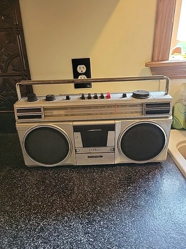 Vintage Sanyo Radio Cassette Player Boombox Model # M9705A Working Condition