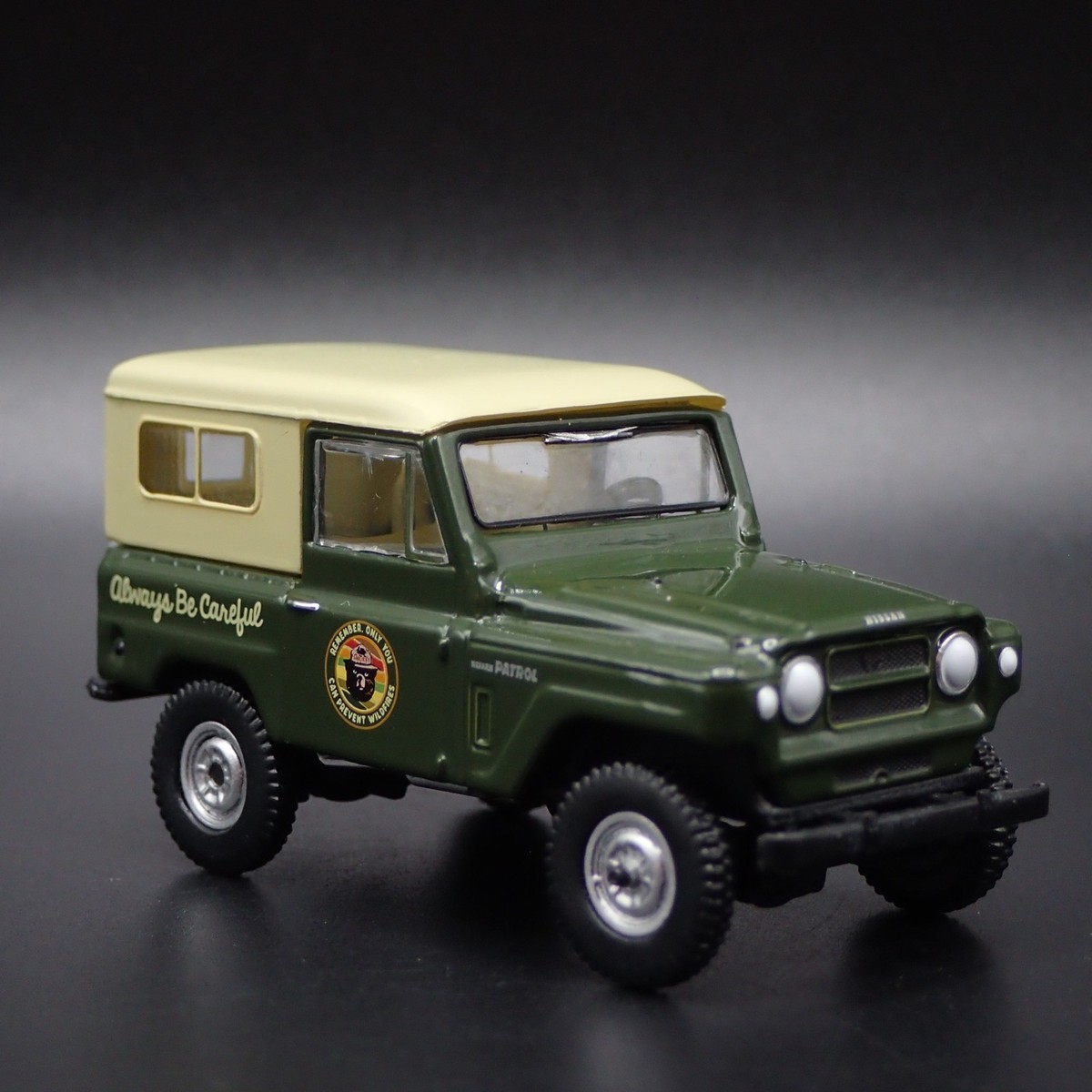 1960-1980 NISSAN PATROL W CANOE SMOKEY BEAR GREEN 1:64 SCALE