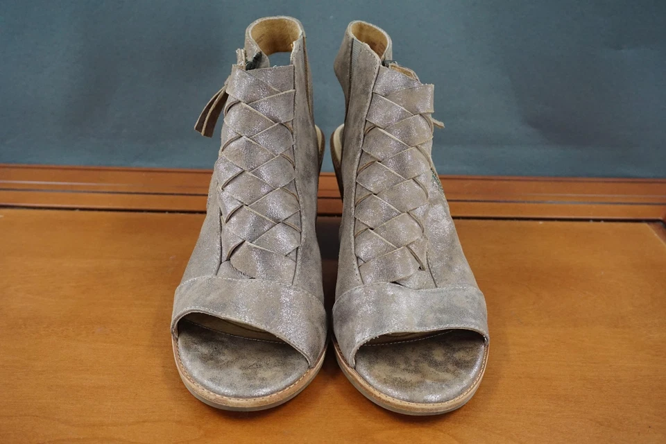 Sandálias femininas Sofft Shoes tamanho 10M couro acastanhado salto peep toe tecido botinha - Imagem 2 de 4