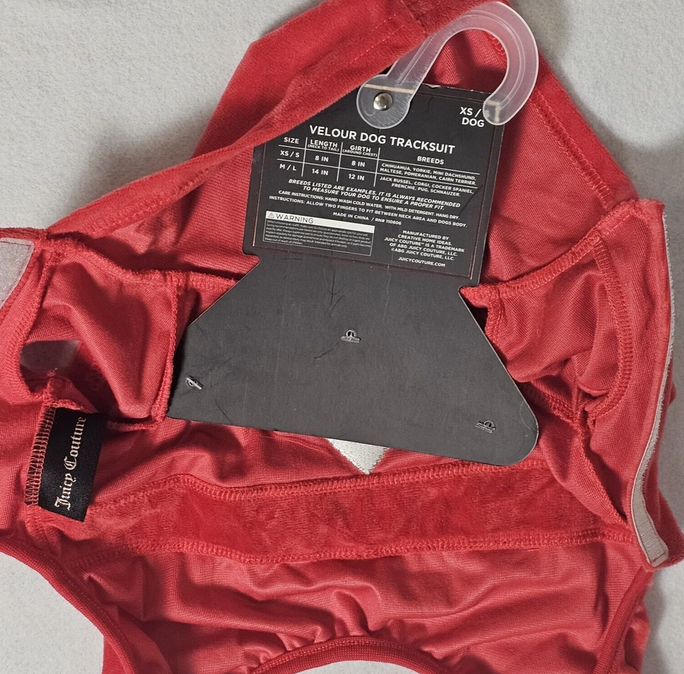 Macacão de cachorro Juicy Couture veludo vermelho XS/S logotipo strass com capuz novo - Imagem 4 de 4