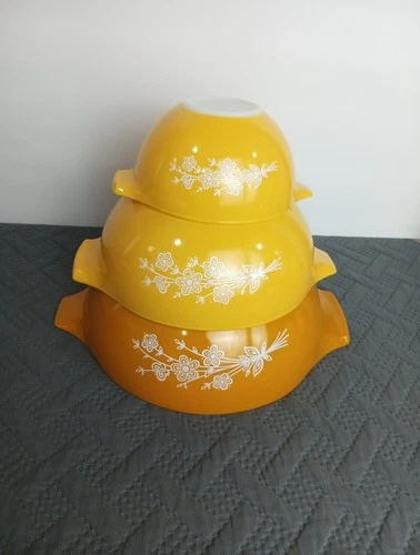 Vintage Pyrex Butterfly Gold Cinderella Nesting Mixing Bowl Set 441-43-44