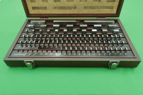 Mitutoyo 516-904 Gage Block Set 81 Piece Grade B BE1-81B