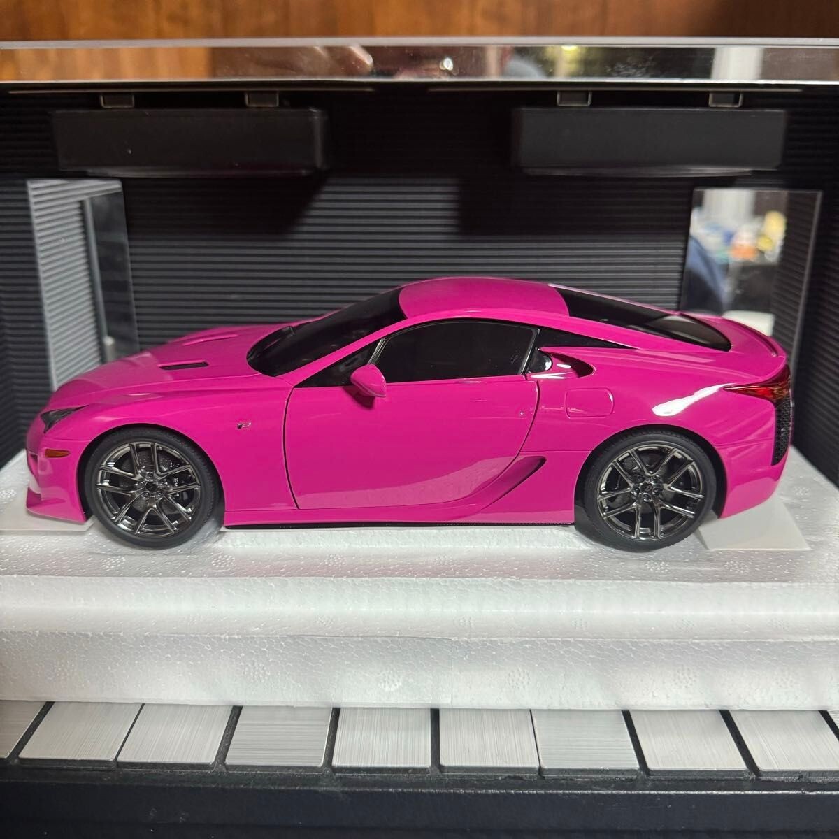AUTOart - 未展示品オートアート 1/18 レクサス LFA PASSIONATE PINK Amazon.com: Autoart Lexus LFA Passionate Pink 1/18 Model Car