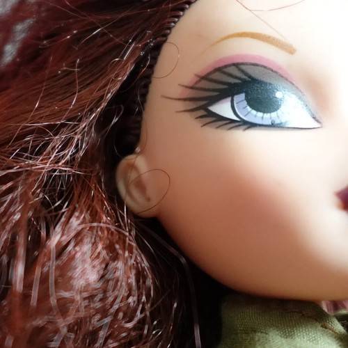 Bratz Roxxi Fashion Doll Red Hair Blue Eyes Dress Boots MGA - Picture 3 of 12