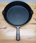 Griswold #9 cast iron skillet groove handle 710J sits flat