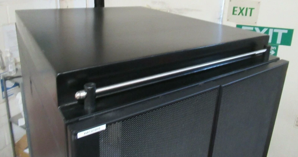 APC AR3150 Netshelter SX 42U Server Rack Security Secure Solid Roof Lid Panel - Image 2 of 4