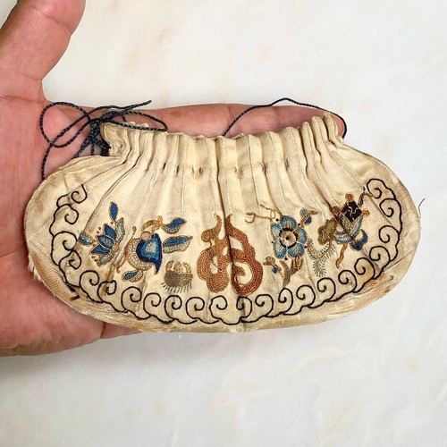 SMALL ANTIQUE CHINESE EMBROIDERED SILK RUYI AUSPICIOUS SYMBOL PLEATED BAG PURSE - 第 2/12 張圖片