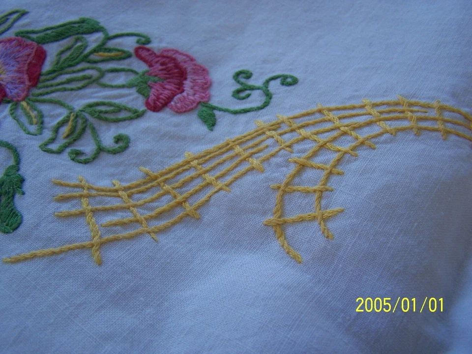 Ancienne nappe pour table ronde en métis et brodée main de fleurs. Réf n°4 - Photo 4/4