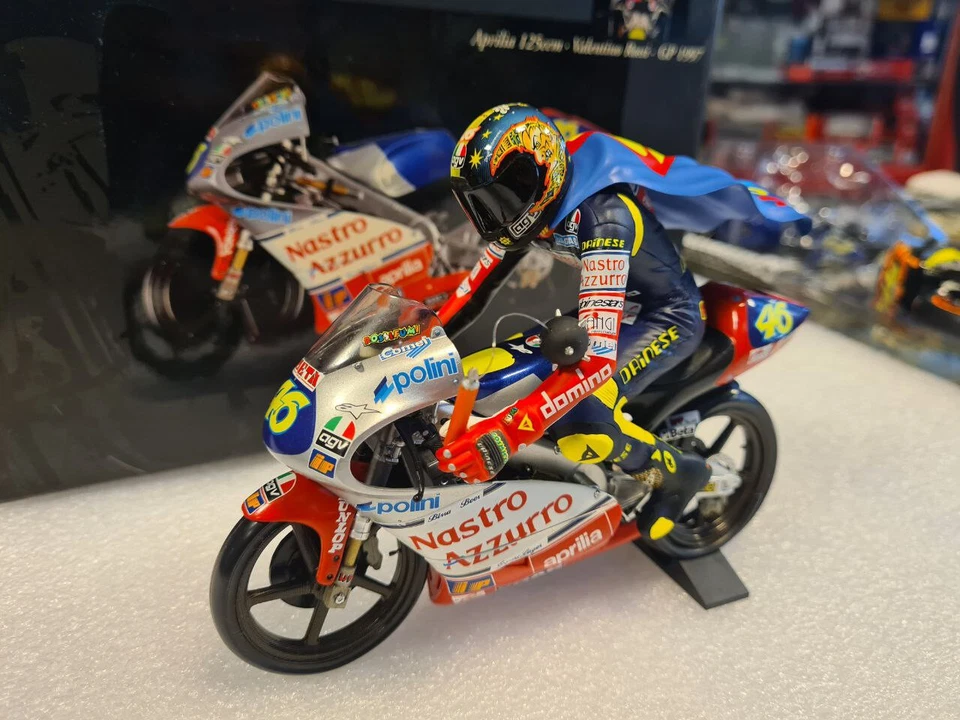 SET APRILIA 125 TEAM NASTRO AZZURRO V.ROSSI 1997 1/12 + FIGURINO RIDING 1997 - Immagine 3 di 4
