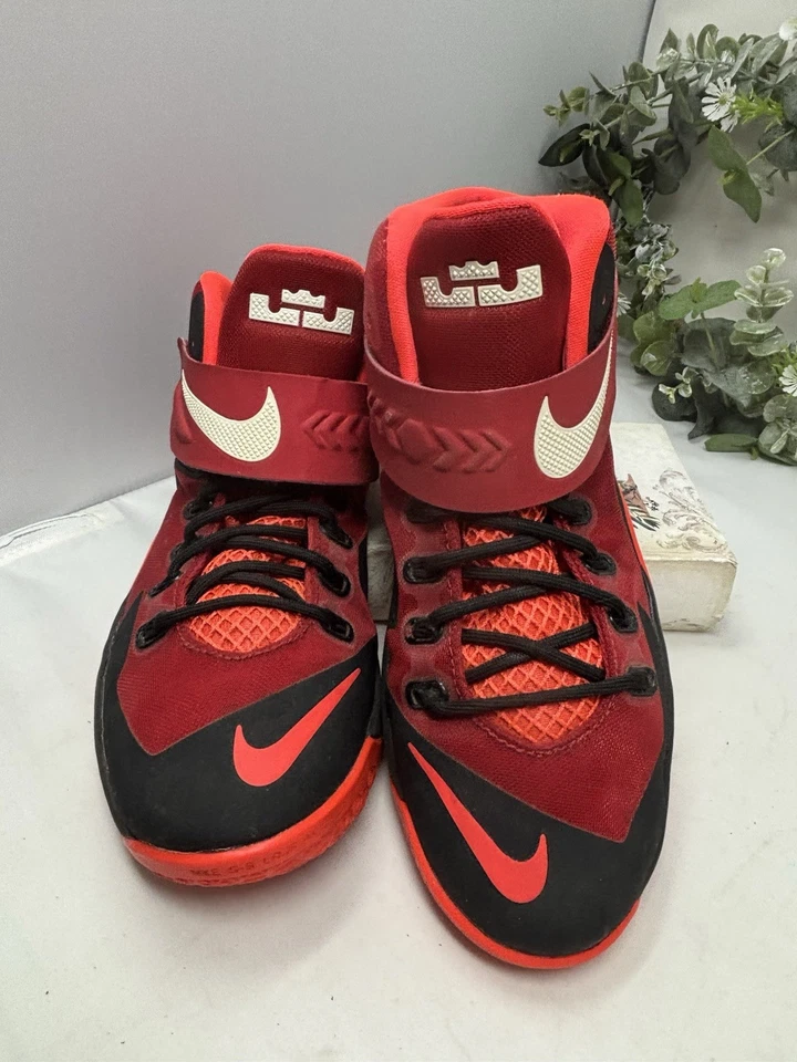 耐克 LeBron James Zoom Soldier 8 运动鞋黑色大学红色 6.5 码青少年 — 第 2/4 张图片