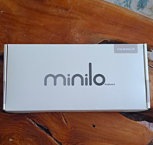 Varmilo Varmilo Minilo 65% Bluebell with 2 generic cases.
