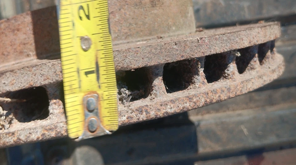 Rotor de freno delantero del lado del pasajero de un Oldsmobile Toronado 1970 Foto 4 de 4