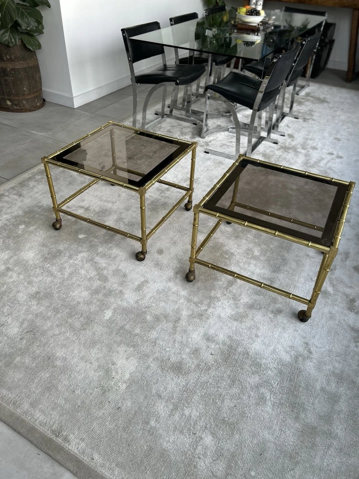 PAR DE MESAS DE BAMBU DOURADO HOLLYWOOD REGENCY COM 2 RODÍZIOS ANOS 70’s - Imagem 2 de 4