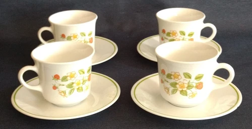 Vintage ~ “Strawberry Sundae” ~ CORELLE by Corning ~ Set of 4 ~ CUPS and SAUCERS