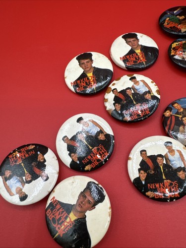 New Kids On The Block NKOTB Pins Buttons 2011 Lot 17 beschädigte Flecken - Bild 2 von 6