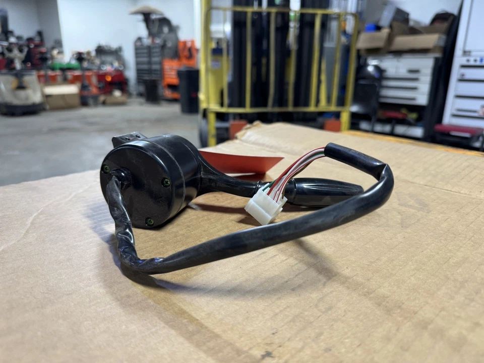 GOOD USED DOOSAN FORKLIFT SWITCH ASSY - DIRECTION-E/G 1~4 (301404-00030) - Image 3 of 4