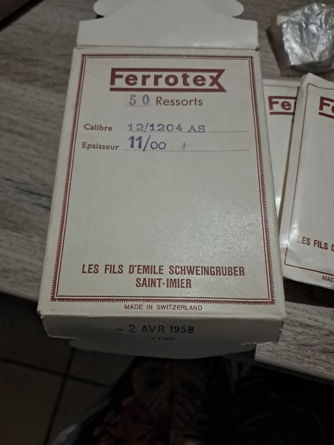Fournitures d'horlogerie vintage de collection pour restauration de montres anciennes