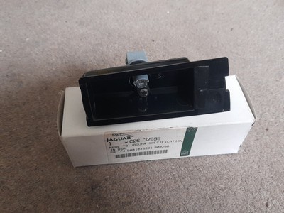 NEW GENUINE JAGUAR X-TYPE ESTATE LEFT NUMBER PLATE LIGHT BULB HOLDER  C2S32695