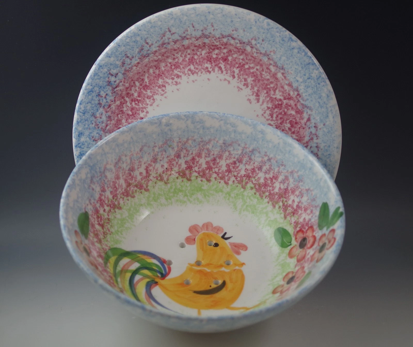 VTG BELLINI PIU ITALY CERAMIC LG BERRY BOWL STRAINER COLANDER ROOSTERS W/ PLATE