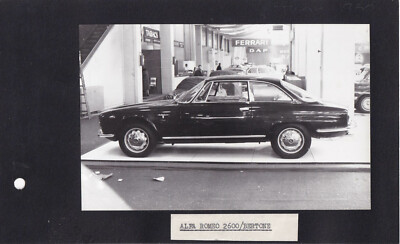 ALFA ROMEO 2600/BERTONE FOTOGRAFIE. AUF KARTE KLEBEN, MIT TEXT UNTEN.