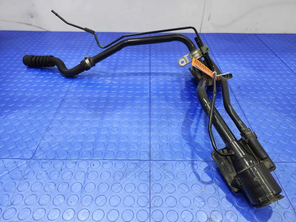 Toyota Prius V 2012-2017 montaje de cuello de llenado de combustible tubo de llenado OEM 7720147161 Foto 2 de 4