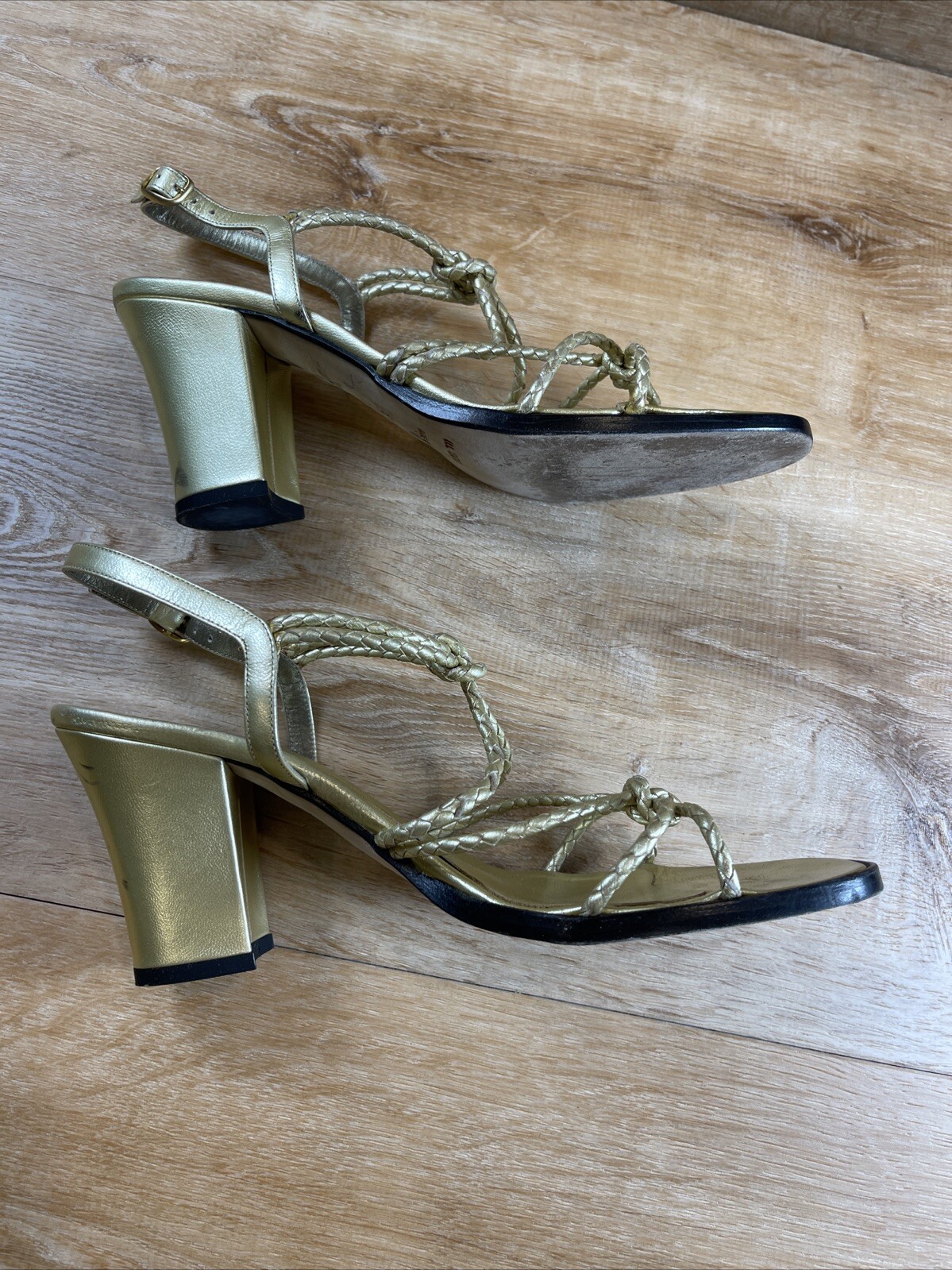 Sandalo Yves Saint Laurent in pelle intrecciata oro tacco grosso punta aperta 8 5 M