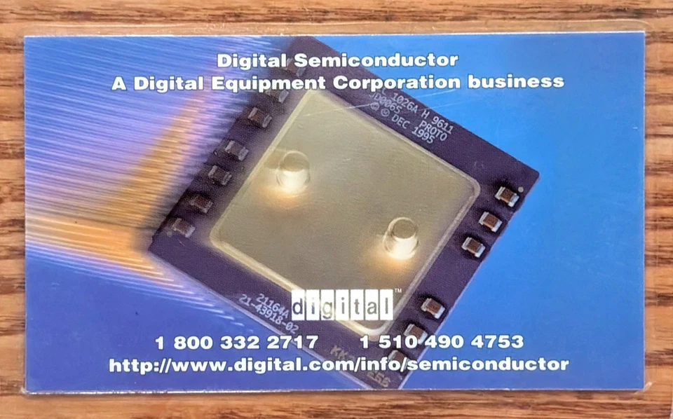 Chip VLSI real laminado DEC Alpha (troquel de oblea) - tamaño tarjeta de crédito - 1995 Foto 2 de 2