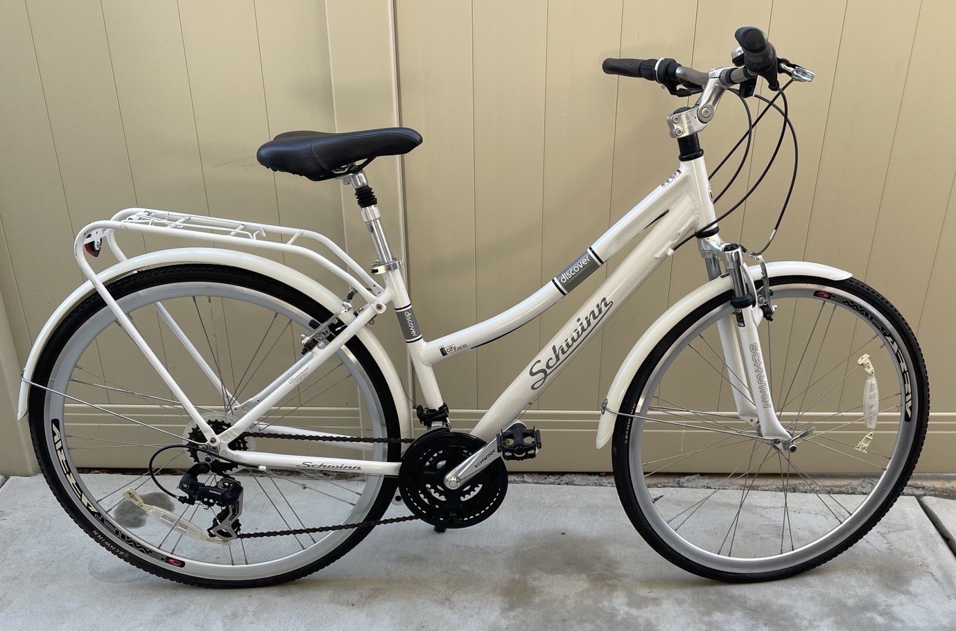 Schwinn Discover 700c 21 Speed Women's Cross-Comfort Hybrid 