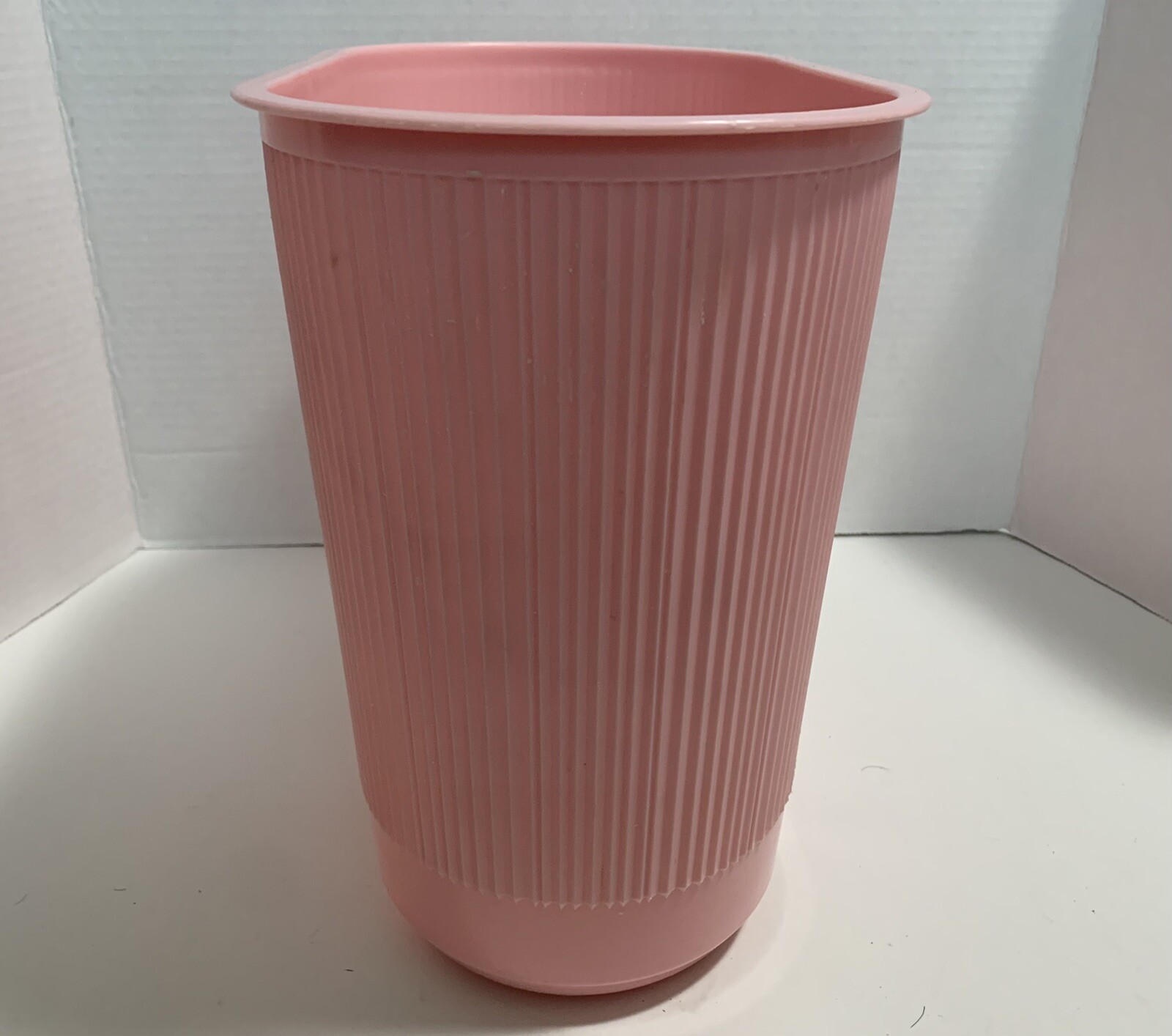 Rubbermaid 2954 Ribbed Oval Wastebasket Trash Can Bin Pink Retro