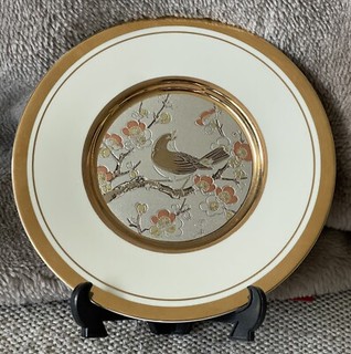 THE ART OF CHOKIN 10cm PLATE 24ct Trim (birds and flowers) with stand