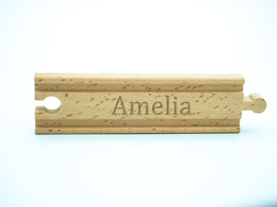 Personalisiertes Geburtstagsgeschenk für Amelia Holzeisenbahn Schienen Gravur mit Namen