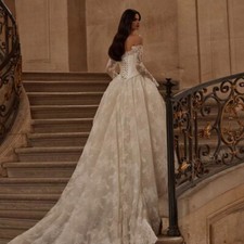 Sweetheart Lace-up Decals Lace A-line Wedding Dresses Sweep Train Bridal Gowns