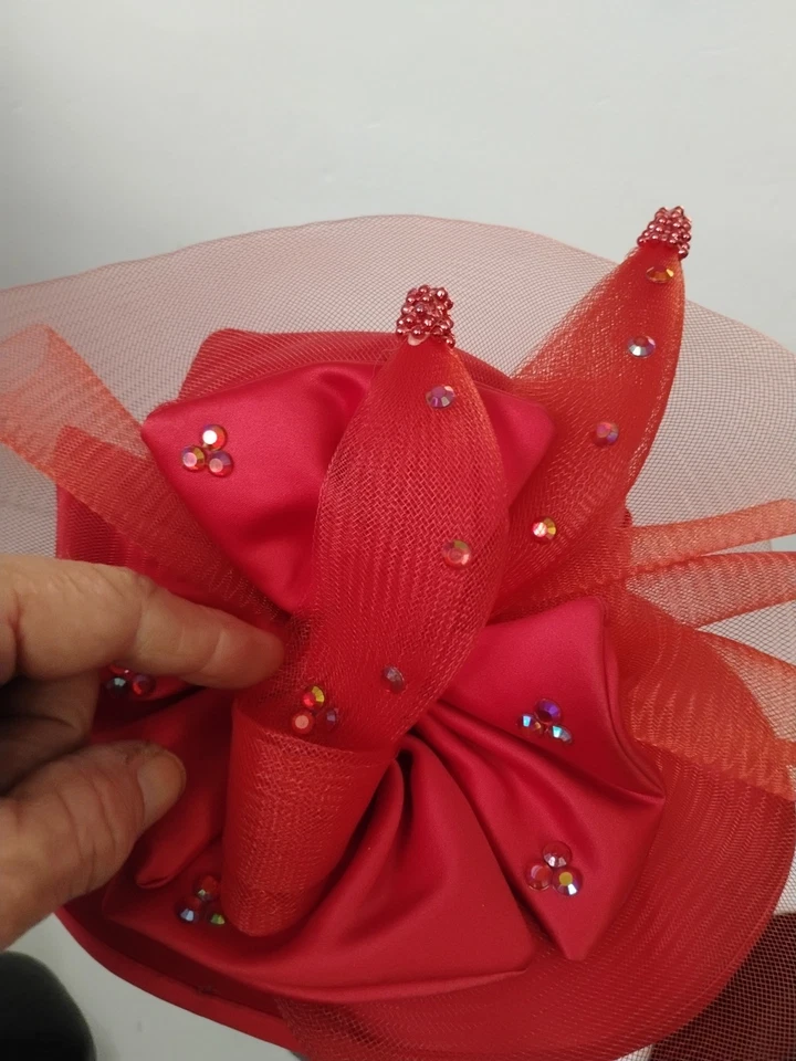 Sombrero de mujer rojo vintage de Deborah con flor satinado iglesia/sociedad Foto 2 de 4