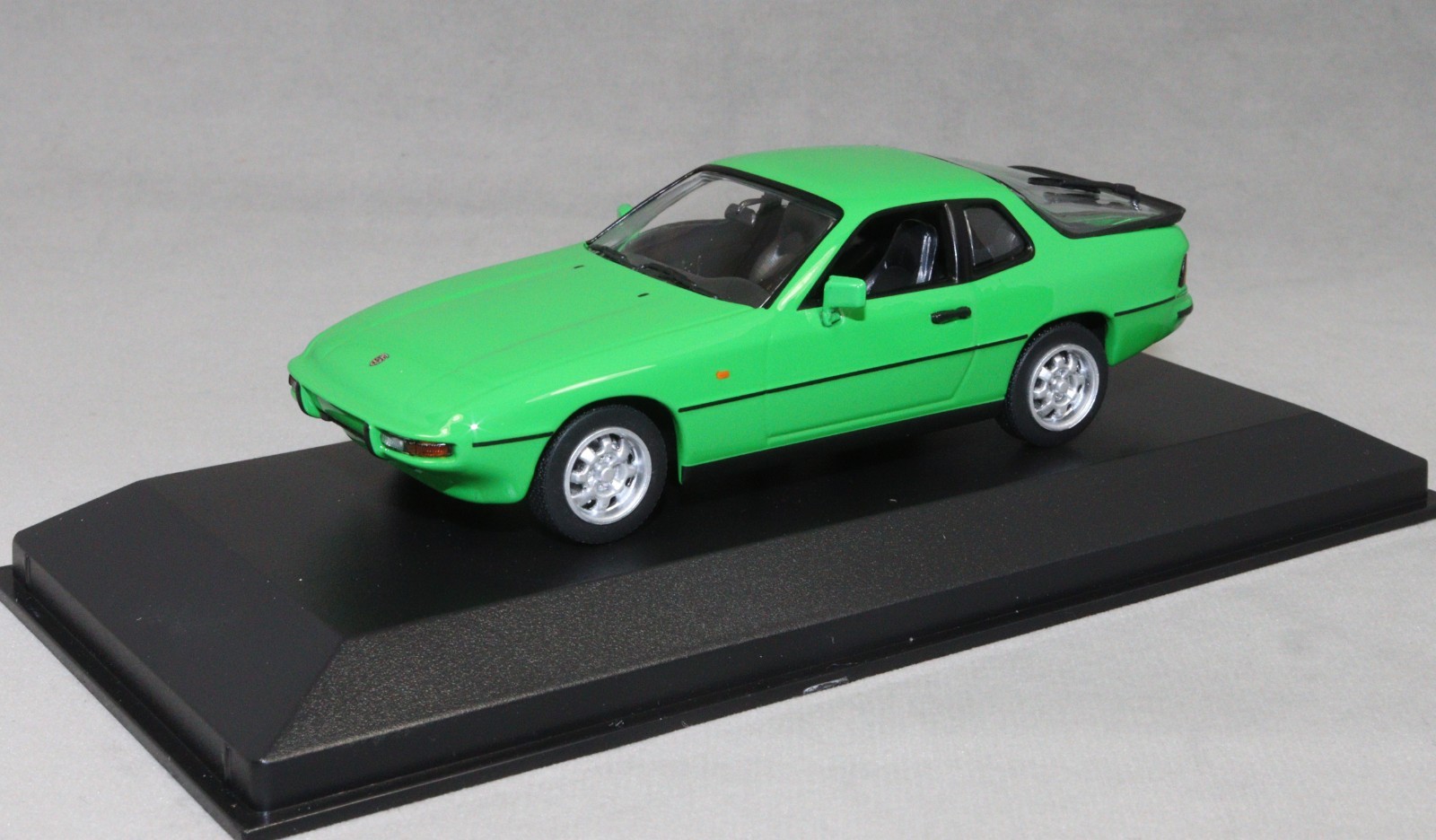 Minichamps Maxichamps Porsche 924 in Green 1984 940062124 1/43 NEW