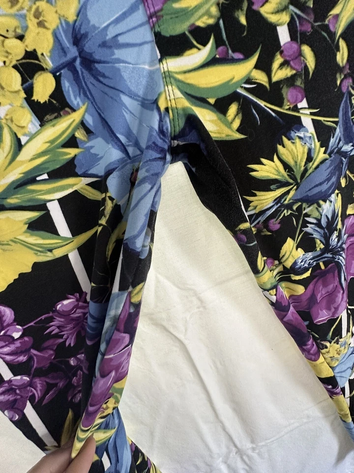 Leggings Lularoe TC blanco y negro a rayas con flores brillantes púrpura, azul, amarillo Foto 4 de 4