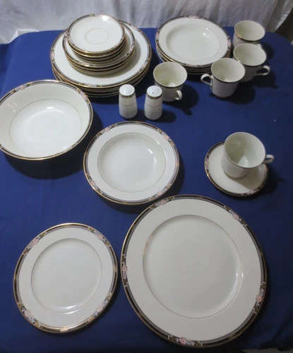 Vtg 29 pc Mikasa Florisse Black Serv for 5 Plates Cups/Saucers Bowls Serving S&P