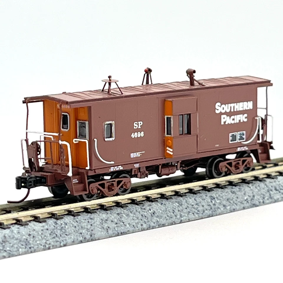 Athearn N Scale 23235 Southern Pacific Bay Window Caboose 4696 - Image 4 of 4