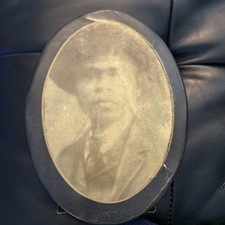 Antiguo Metal Celuloide Ovalado Botón Foto Medallón Hombre Negro Caballete 8"