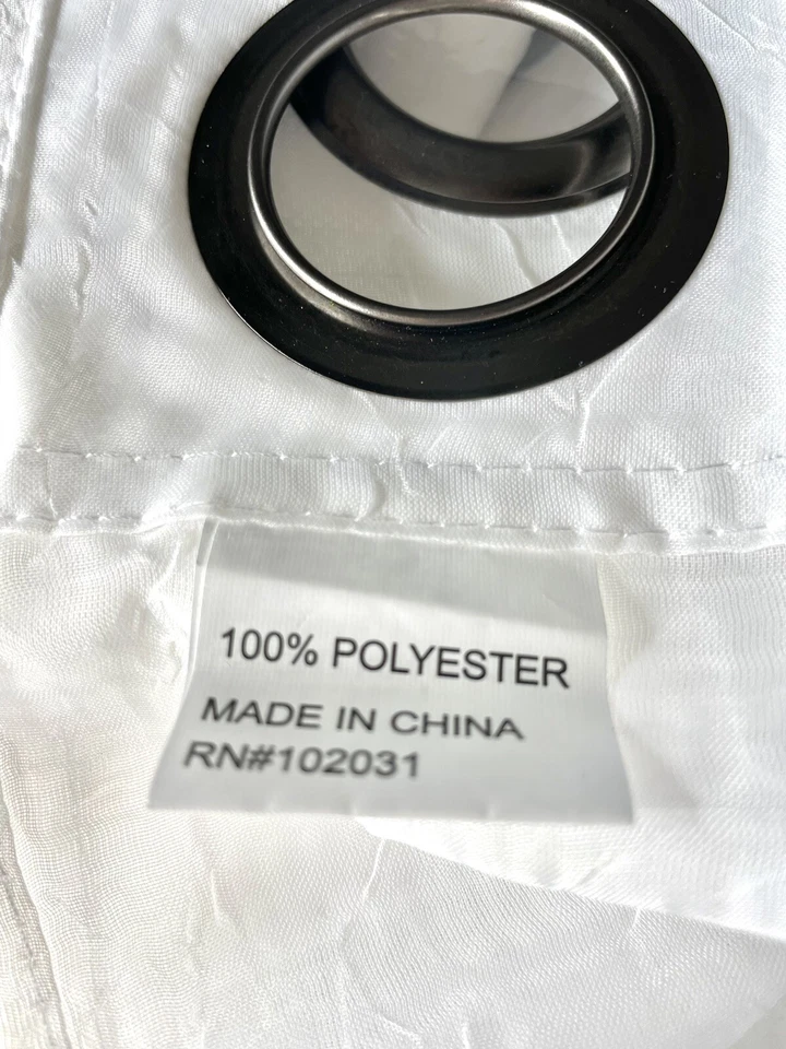 Dois painéis semi transparentes texturizados brancos 96” L X 50” W com ilhós de níquel escovado - Imagem 4 de 4