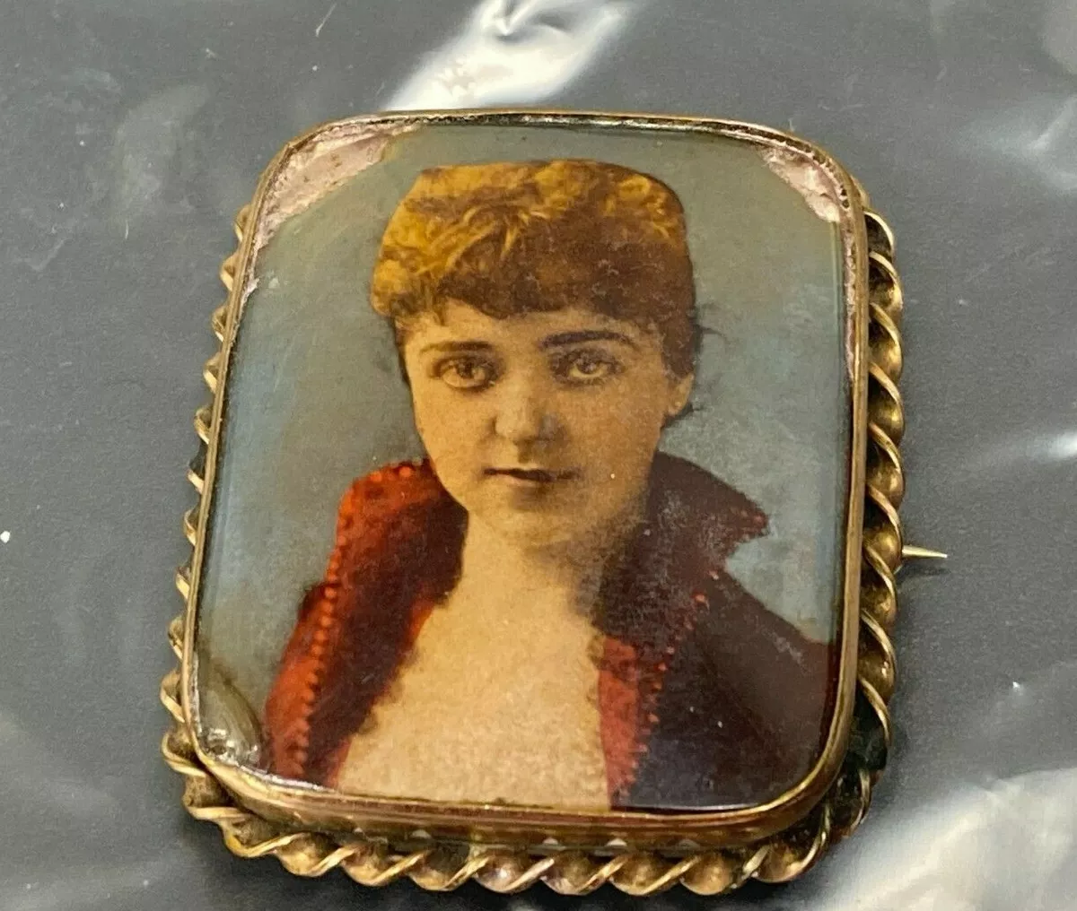 Old lady brooch deals