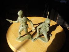 TIM MEE TOYS Toy Soldiers Plastic Army Green Army Man Lot Of 2