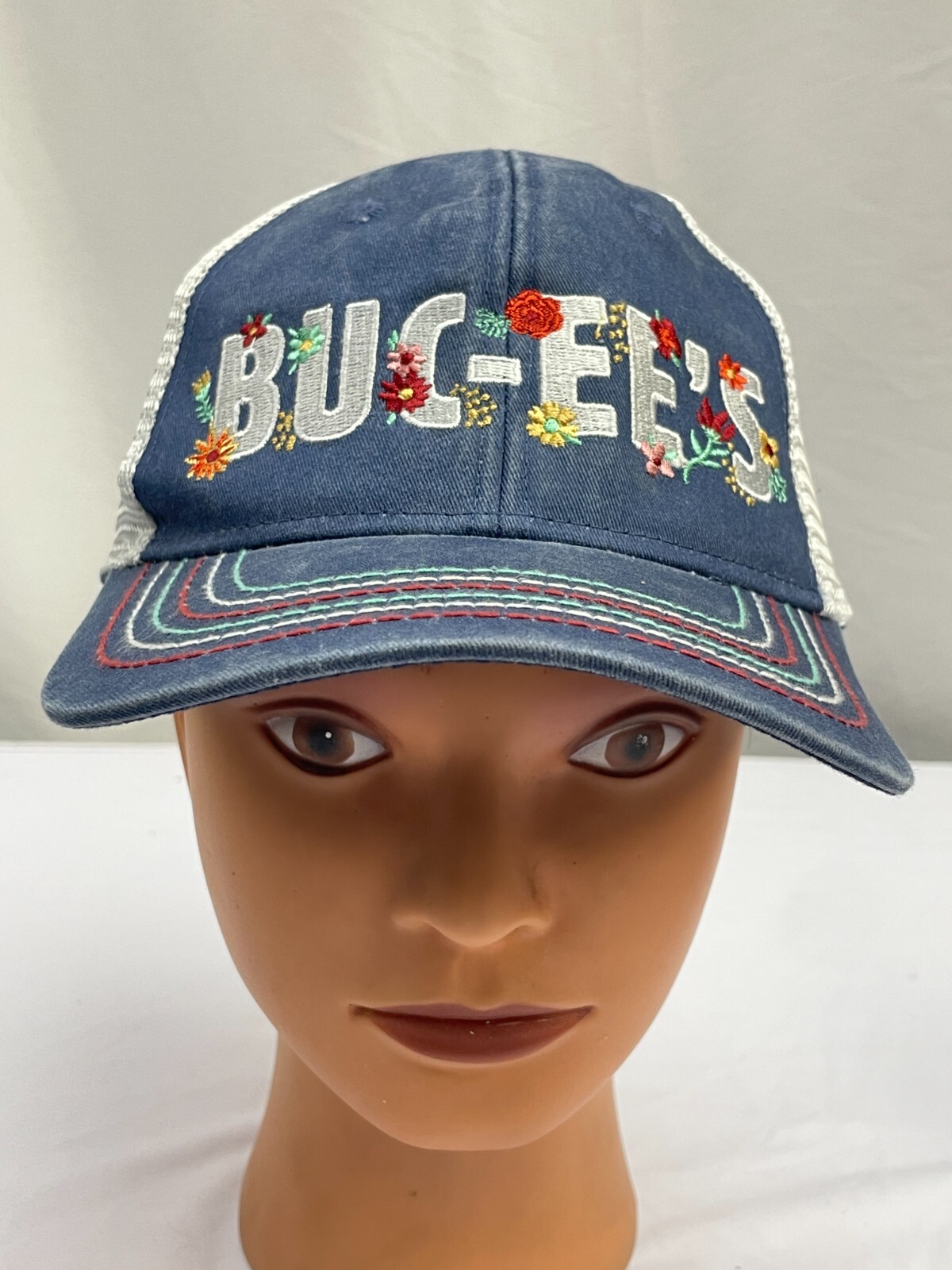 PONY Cappello berretto donna Buc ee's ricamato floreale coda di cavallo maglia camionisti gancio passante nuovo con etichette