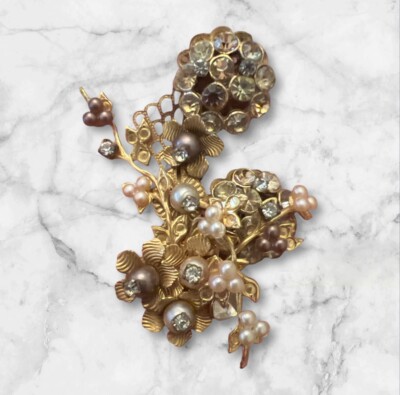 vintage unsigned miriam haskell Gold Tone Filigree Pearls And Crystals Brooch +